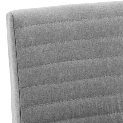 Cadeira estofada cinza claro com costuras horizontais