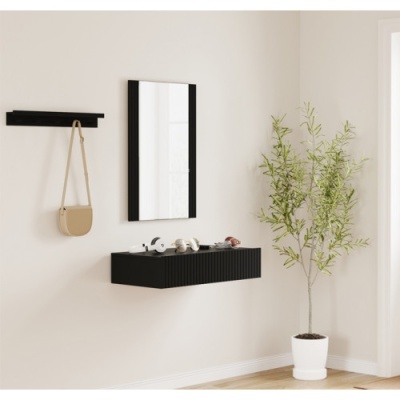Conjunto mobiliário moderno com espelho, prateleira, cabideira e planta numa sala clara