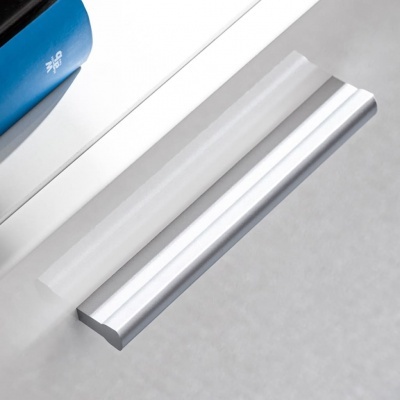 Punho de móvel metálico prateado brilhante sobre superfície espelhada