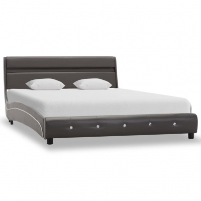 cama moderna em pele sintética castanha escura com colchão branco e almofadas