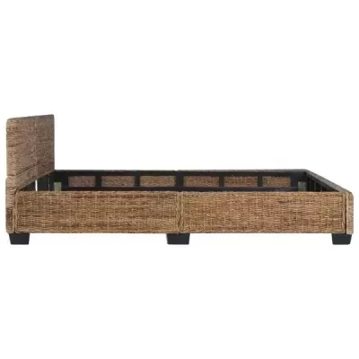 Cama de casal em rattan trançado castanho com cabeceira almofadada e pernas pretas.