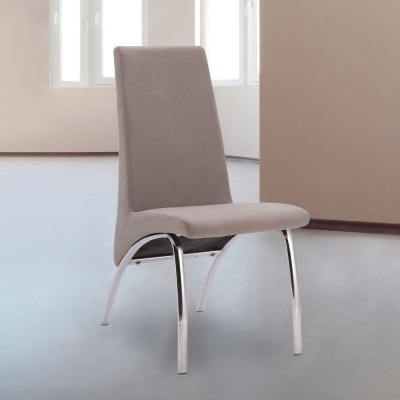 Cadeira cinza claro com pernas metálicas cromadas num ambiente interior