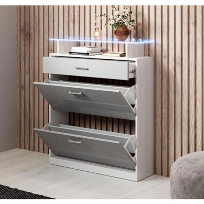 Móvel branco com gaveta e dois compartimentos inclinados em ambiente interior com parede de madeira.