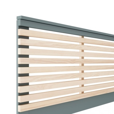 Grade de madeira clara com estrutura metálica cinzenta
