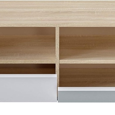 Móvel de madeira clara e branco com portas e gavetões