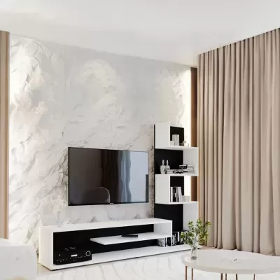 Móvel TV preto e branco com televisão, prateleiras, cortinas bege e mesa de centro com vaso.