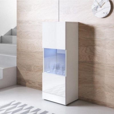 Móvel branco com porta de vidro e copos, parede de madeira clara, chão cinzento, escadas brancas e relógio redondo