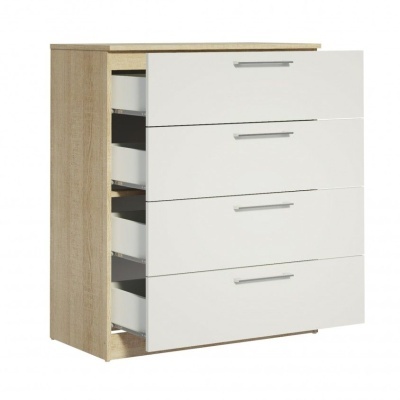 Cómoda de madeira clara com gavetas brancas e puxadores metálicos