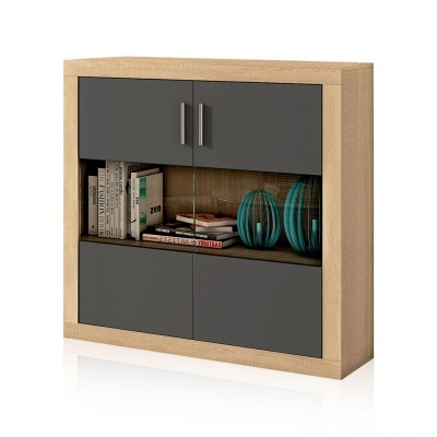 Estante em madeira clara com portas cinzento escuro e prateleira com livros e objetos decorativos azuis