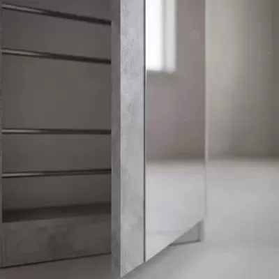 Armário moderno em metal cinzento com prateleiras interiores e porta aberta