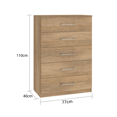 Cômoda em madeira clara com cinco gavetas e puxadores metálicos