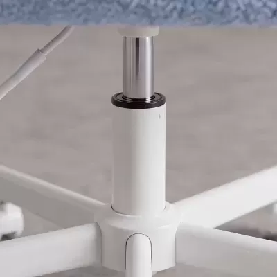 Base branca de cadeira giratória com coluna metálica prateada e assento azul claro