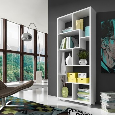 Estante branca com prateleiras e objetos decorativos numa sala moderna com parede cinza e janela grande