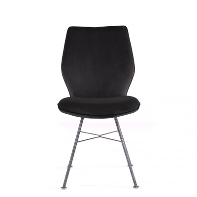Cadeira preta estofada com pernas metálicas finas