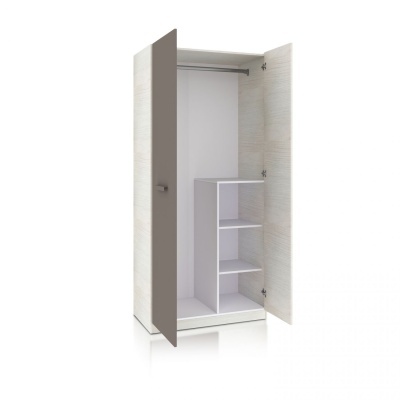 Roupeiro em madeira com portas em duas cores aberto mostrando interior branco com prateleiras e barra para roupa