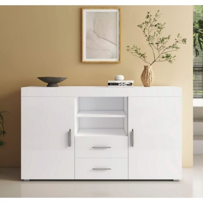 Aparador branco com decoração minimalista numa sala com parede bege