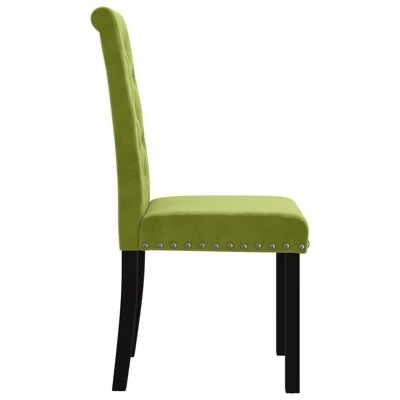 Cadeira estofada verde com pernas pretas e tachas metálicas