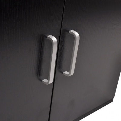 Portas de armário preta com puxadores metálicos prateados