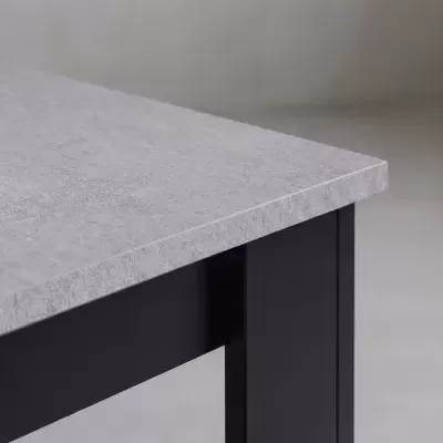 Mesa cinza com pernas pretas