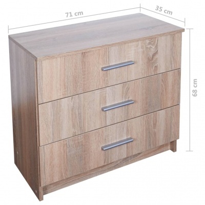 Cómoda de madeira castanho claro com três gavetas e puxadores metálicos prateados