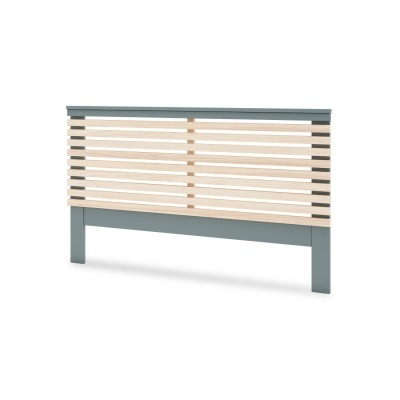 Cabeceira de cama cinzenta com ripas de madeira clara