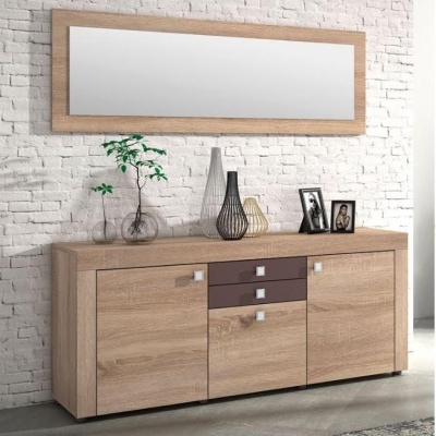 Aparador de madeira clara com gavetas castanhas, vasos decorativos e espelho rectangular na parede branca de tijolo