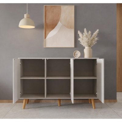 Móvel de arrumação cinzento com portas abertas e decoração sobre ele num ambiente interior