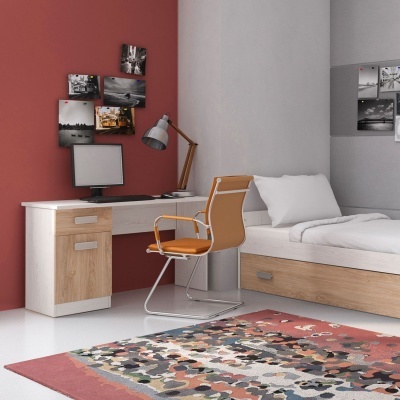 Quarto com cama, secretária com computador, candeeiro, cadeira, tapete colorido e quadros na parede vermelha