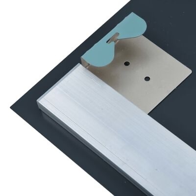 quadro com moldura metálica prateada e clipe azul claro