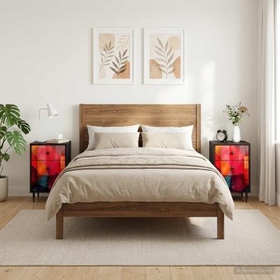 Quarto com cama de madeira clara e mesas de cabeceira coloridas