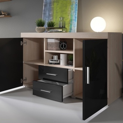 Aparador moderno em madeira clara com portas pretas brilhantes e gavetas abertas