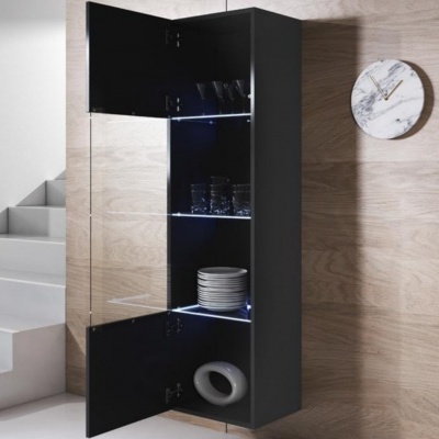 Armário de parede preto com prateleiras e portas abertas, copos, pratos e objeto decorativo, parede de madeira clara e relógio redondo de mármore