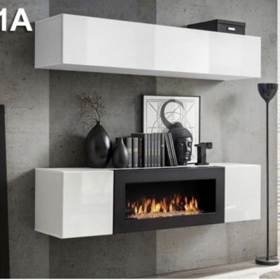Móvel branco com lareira elétrica embutida e decoração sobre armário suspenso em parede cinza