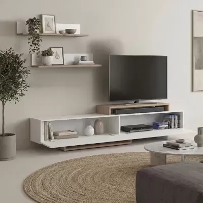 Sala de estar moderna com móvel TV branco e madeira clara, plantas, livros, decoração em tons neutros e tapete redondo de fibra natural.