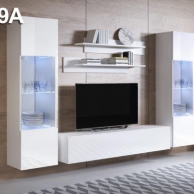 Móvel de sala branco com iluminação azul e televisão