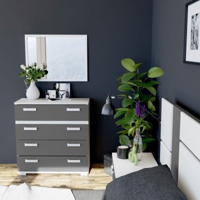 Cómoda cinza com quatro gavetas, vaso com flores e espelho na parede escura