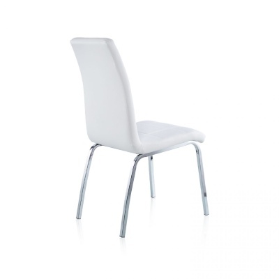 Cadeira branca estofada com pernas cromadas