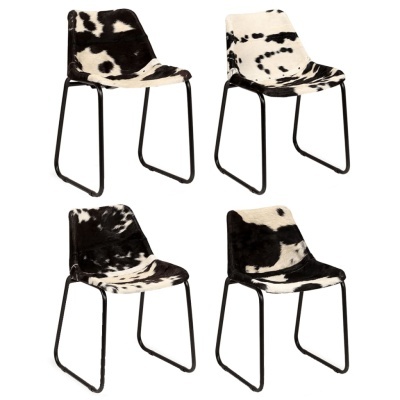 Conjunto de quatro cadeiras com estofado padrão pele de vaca preto e branco e estrutura metálica preta