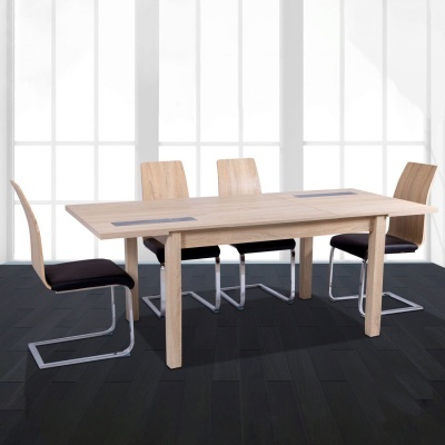 Conjunto de mesa de jantar em madeira clara com quatro cadeiras e chão escuro