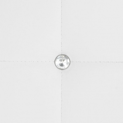 botão redondo espelhado em superfície branca costurada