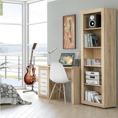 Quarto com móveis de madeira clara, guitarra, estante e cadeira branca