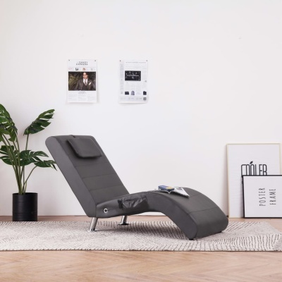 Chaise longue cinzenta reclinável numa sala com tapete claro, planta em vaso preto e molduras na parede branca