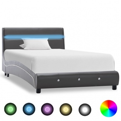 Cama cinza escura com iluminação LED azul na cabeceira e colchão branco