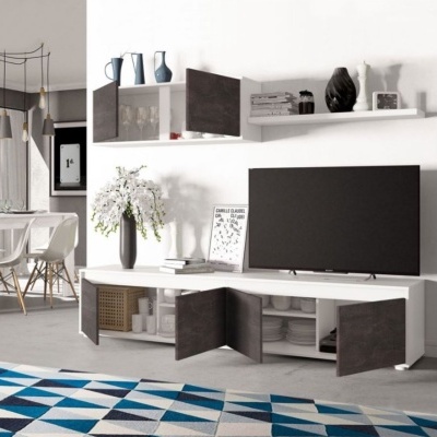 Móvel de sala moderno em branco e cinza com televisão, prateleiras, vaso com flores e tapete geométrico azul