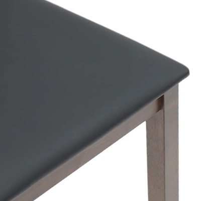 Canto de banco com assento preto e pernas de madeira