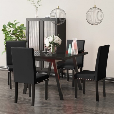 Conjunto de mesa de jantar quadrada preta com quatro cadeiras estofadas pretas e rebites, em ambiente interno com chão de madeira escura e luminárias ao teto.