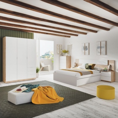 Quarto moderno com mobília branca e madeira clara, cama com roupa de cama branca e amarela, puff amarelo, e decoração minimalista.