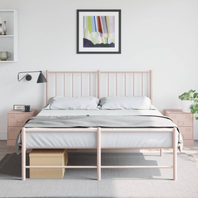 Cama de metal rosa com roupa de cama branca e cinza, mesas de cabeceira rosa e decoração minimalista