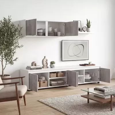 Sala de estar contemporânea com móveis brancos e cinza, decoração com plantas, livros e louças, tapete cinza e mesa de centro de madeira e vidro