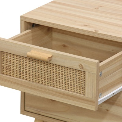 Gaveta aberta de móvel em madeira clara com painel trançado reticulado